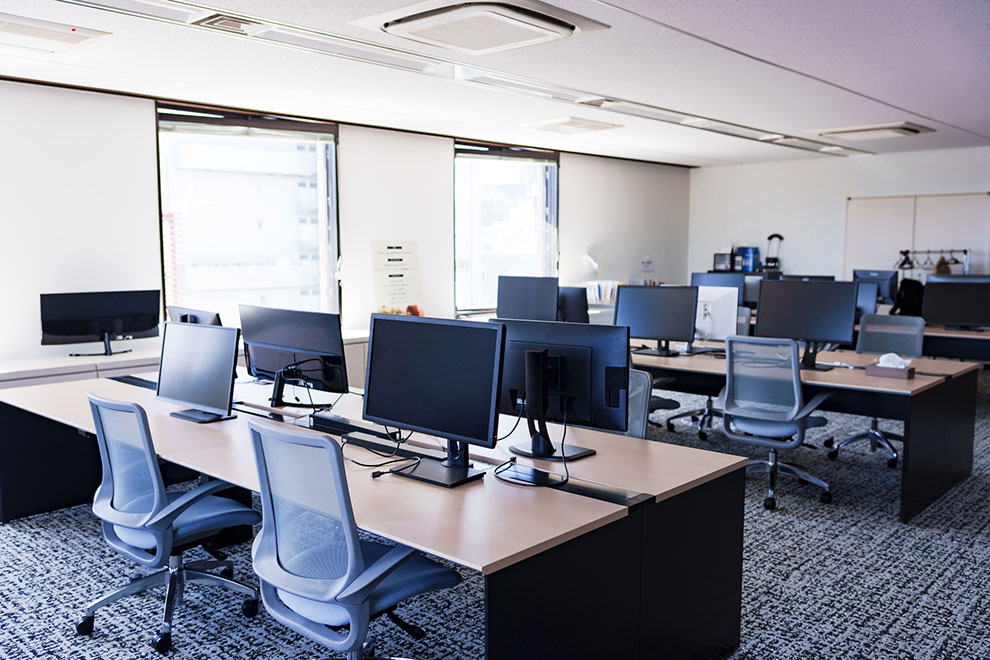 都会的な企業のオフィス内部写真