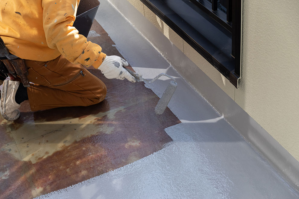 塗装工事をしている職人